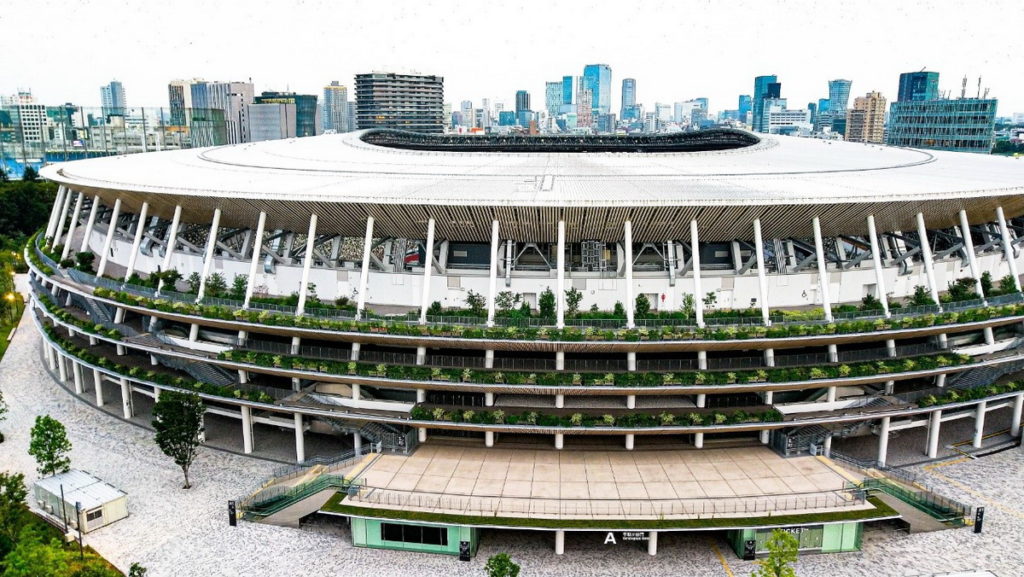 2019年完工的新國立競技場，為2020東京奧運主會場，由名建築師隈研吾操刀，該場館採用許多木製建材充滿綠意，是一座十分療癒溫和的競技場。（圖片來源：ⒸTCVB）