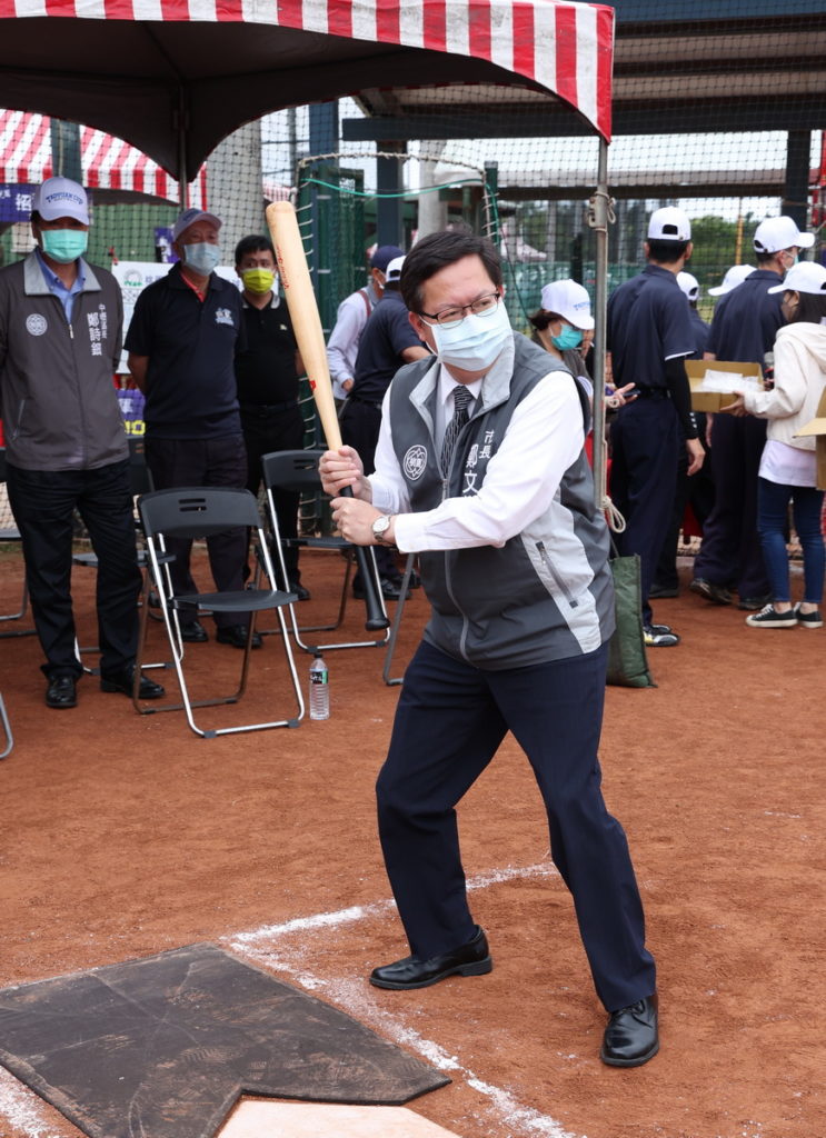 2022第4屆桃園盃全國社區慢速壘球錦標賽21開幕，桃園市長鄭文燦出席開球。