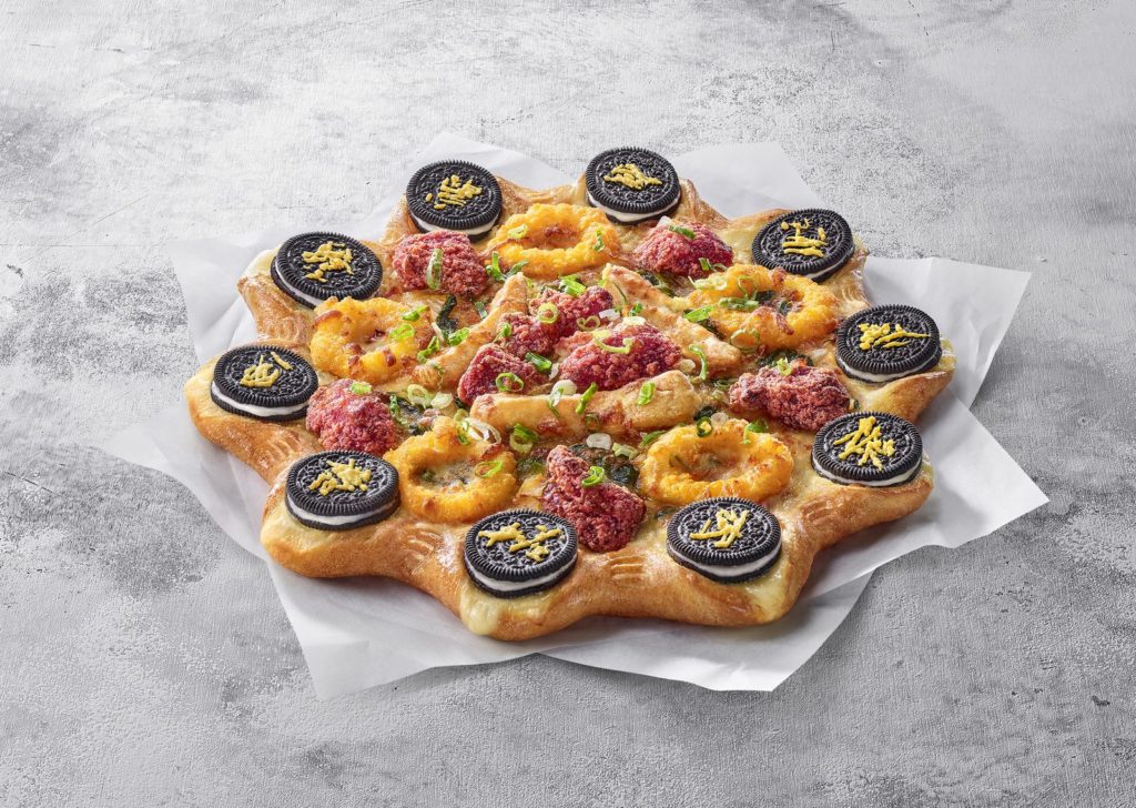圖二：必勝客「台味第一讚鹽酥雞比薩」限定搭配「黑脆可可起司餅皮」限時限量開賣！