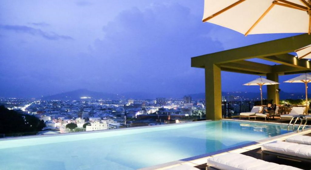擁有無邊際泳池、可欣賞台東周圍群山壯麗景色的時尚五星級飯店—THE GAYA HOTEL渡假酒店。