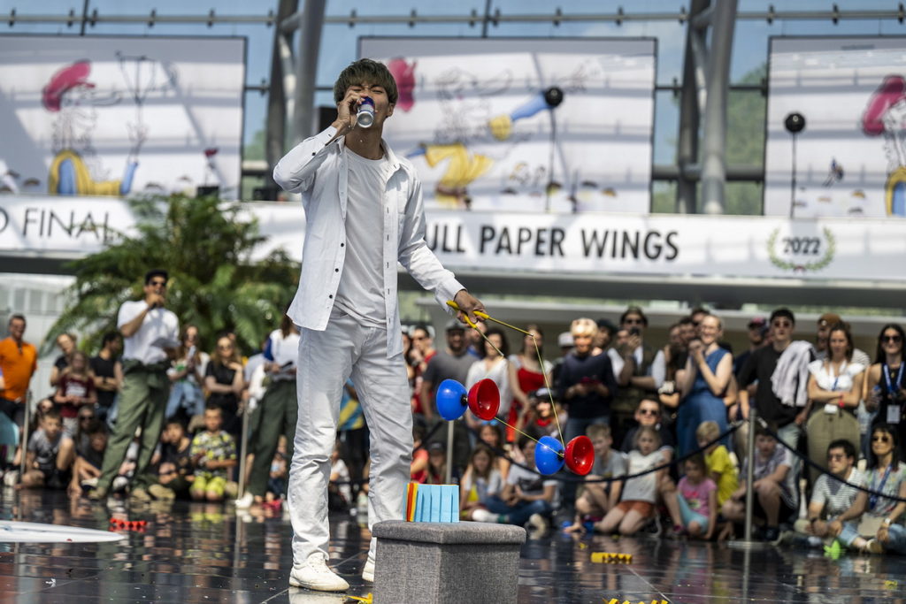 就讀北市大的馬成發以純熟的扯鈴拋接技術，並靈活地調度紙飛機，成功奪下2022 Red Bull Paper Wings世界紙飛機大賽的花式項目亞軍-