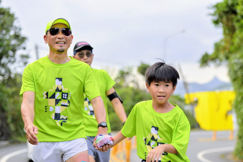 提碁創辦人陳崇誠艱辛完成1,046公里環台挑戰，小朋友也一同加入公益路跑行列