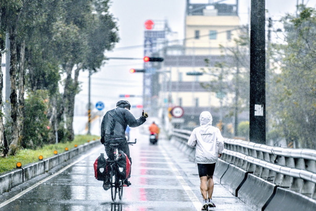 提碁創辦人陳崇誠艱辛完成1,046公里環台挑戰，雨中沿途民眾熱情加油打氣