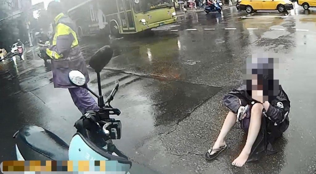 臺北市保安警察大隊巡邏員警在雨勢滂沱中巧遇車禍事故，立即啟動「交通快打」急救援。