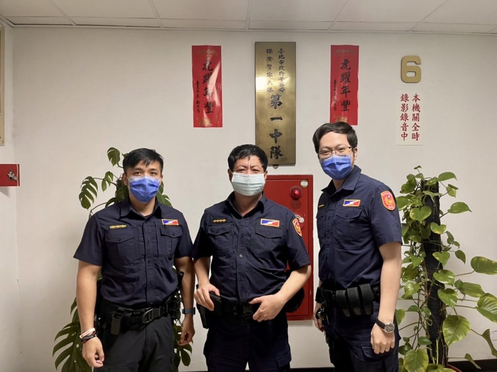 臺北市保安警察大隊第一中隊警員司瑋祺、小隊長廖坤裕，警員呂冠伯等三人(由左至右)。