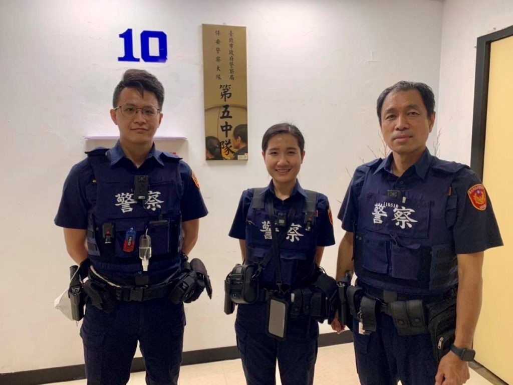臺北市保安警察大隊第五中隊警員李君翌、涂格閩及小隊長簡永順等3員(由左至右)。