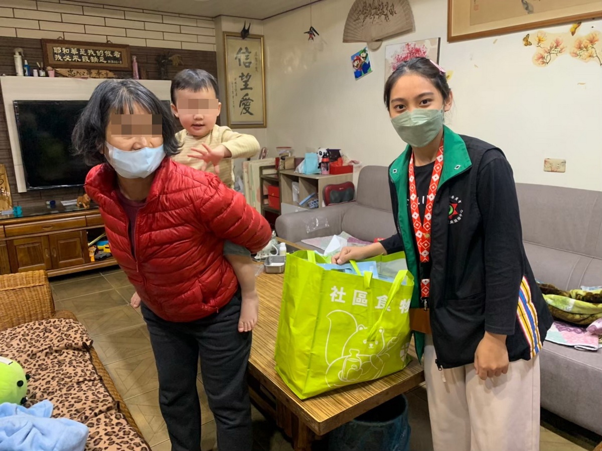 王敏禎帶著芥菜種會的物資包前往關懷族人，將民間資源帶入困難的家庭。