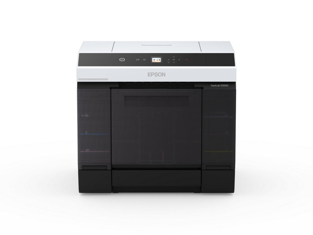 Epson SL-D1030雙面列印專業噴墨相片印刷機，盒狀機身設計可輕鬆陳設於空間有限的工作場域中；同時搭載全新升級的雙面進紙器設計，提供雙面列印機種新選擇。