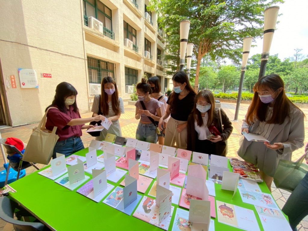 福智文教基金會2022「卡片傳恩情」活動，在校園吹起感恩風。圖為臺北護理健康大學設置的攤位。