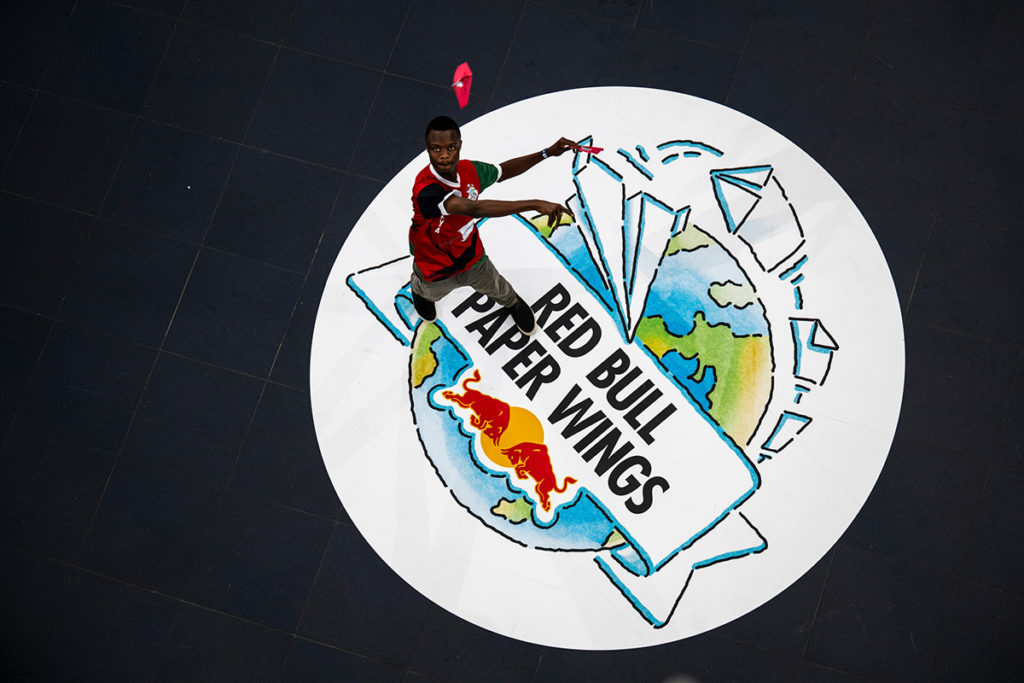 肯亞選手Steve Otieno Mboya參與Red Bull Paper Wings 世界紙飛機大賽飛久項目