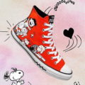 該系列召集《Peanuts》裡的經典角色－查理·布朗、史努比、糊塗塌客等一眾可愛的夥伴們，將他們刻畫於Converse的定制鞋款和服裝配件上