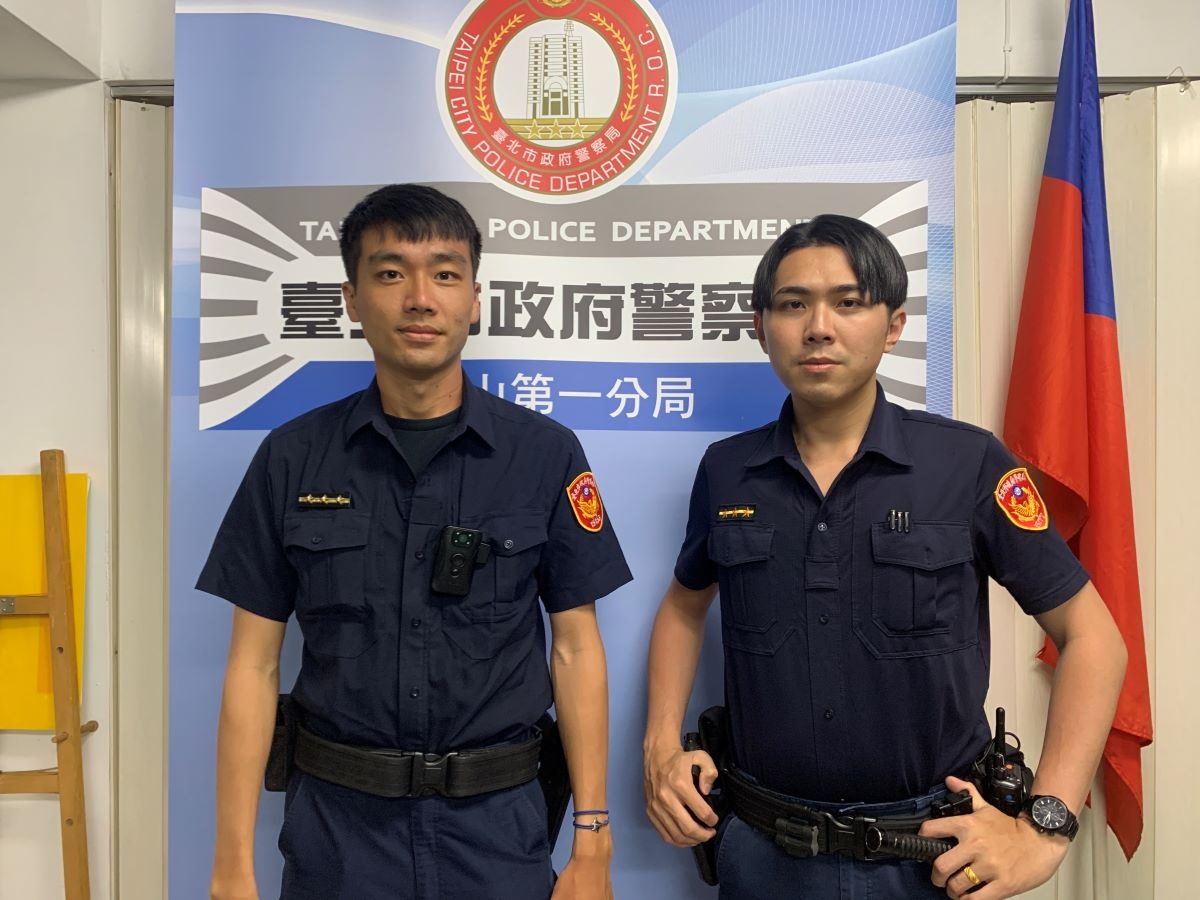 警員徐駿霖(左)、警員李佳彥(右)