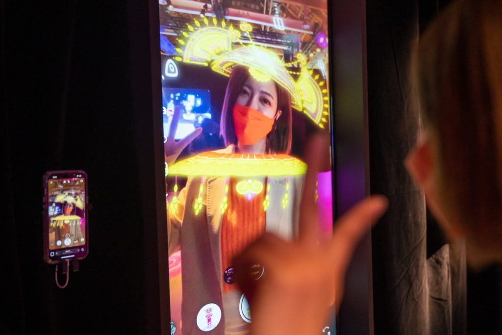 透過AR，用戶可自手機感受原民文化，觀察新娘頭飾的細節 