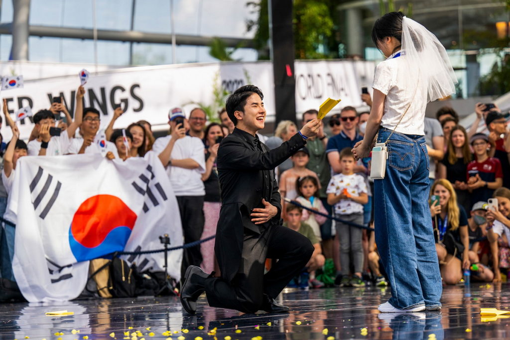 韓國選手Seunghoon Lee像是魔術師般展現出迴旋等特殊紙飛機技巧獲得花式項目冠軍，當下更直接在舞台上向女友求婚，獲得全場歡呼