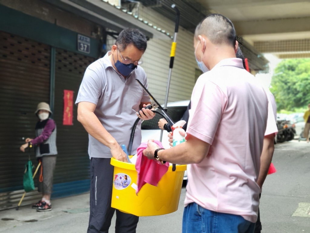 （左）新竹市國民黨市長參選人林耕仁利用清潔工出身的專業協助弱勢母親，當起居家『全能改造王』。（圖：翻攝自林耕仁臉書）