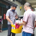 （左）新竹市國民黨市長參選人林耕仁利用清潔工出身的專業協助弱勢母親，當起居家『全能改造王』。（圖：翻攝自林耕仁臉書）