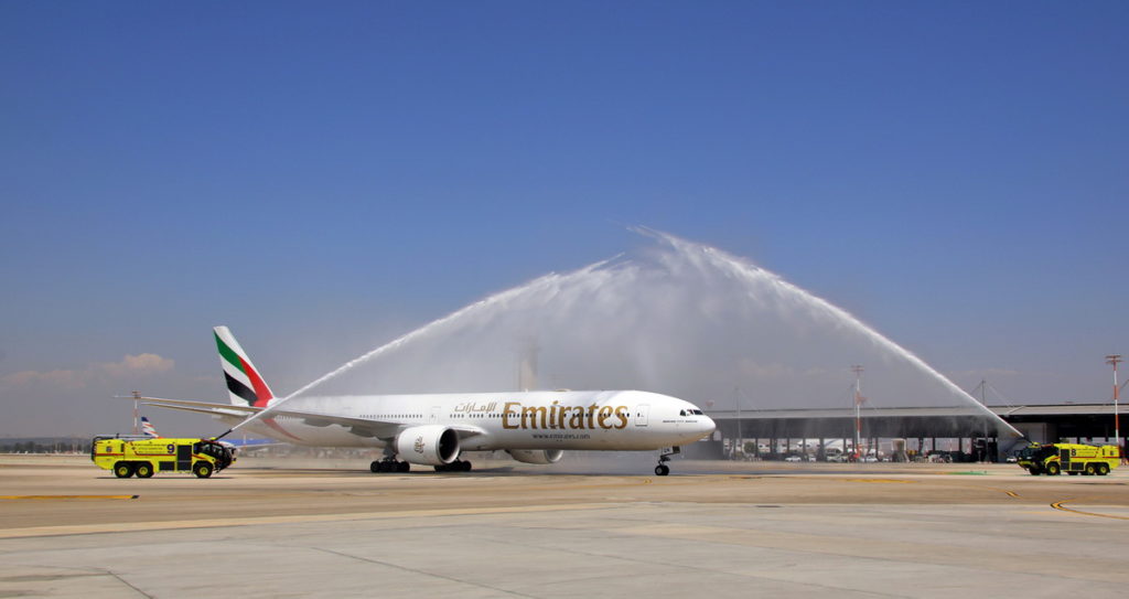 _阿聯酋航空首架杜拜–特拉維夫航班EK931，於飛抵本古里安國際機場時受到隆重的灑水儀式接歡迎。