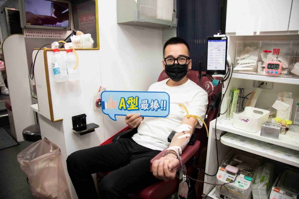 東森直消電商執行長王世均響應捐血活動，捲袖捐熱血做公益。
