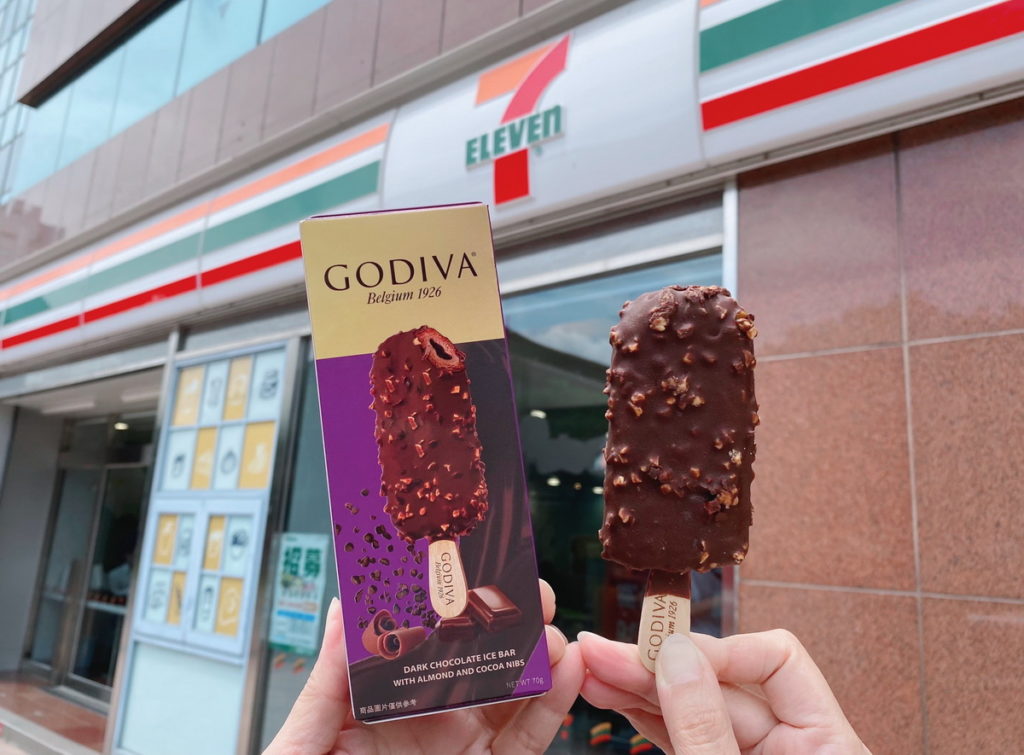 今年再度獨家聯手GODIVA推出限量「GODIVA熟可可粒杏仁黑巧克力流心雪糕」，黃金比例研發經典72%高濃度黑巧克力口味