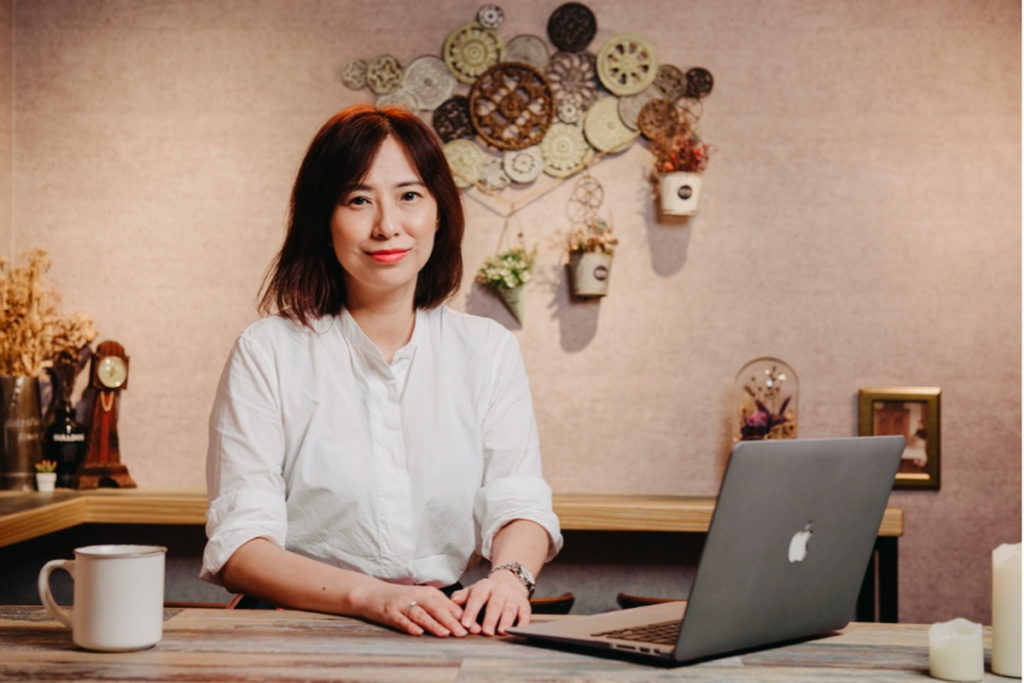 好說HowSoul平台執行長鄭安珀Amber分享啟動100女性企業家系列專訪背後動機。（圖片來源：好說HowSoul）