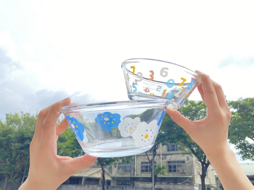 激推以夏日清涼色系設計的「SOUSOU陶瓷圓盤-貓十數黃」、「SOUSOU玻璃碗2入組-十數微笑」，其中玻璃碗適合搭配沙拉、優格等輕食使用