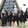 東海大學111年畢業生開心邁向另一階段。（圖/東海大學提供）