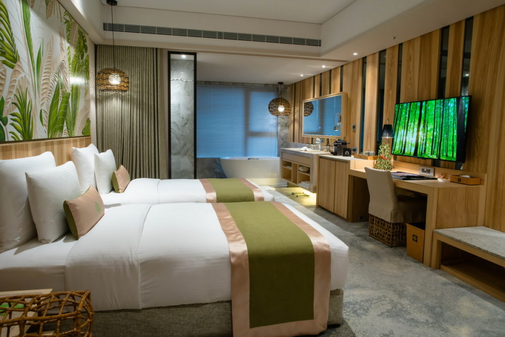 凱撒連鎖飯店旗下的阿樹國際旅店，以亞馬遜雨林風格擄獲眾多喜愛新奇住宿體驗的遊客。