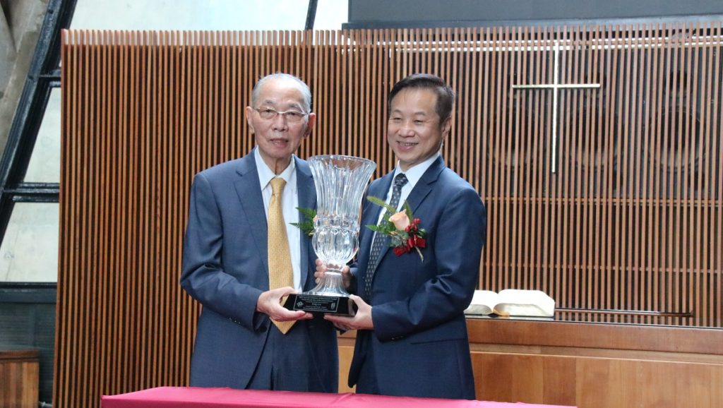 劉麗珠董事長接受張國恩校長頒發「台灣自行車領導與卓越貢獻獎」。（圖/陳惠玲攝影）