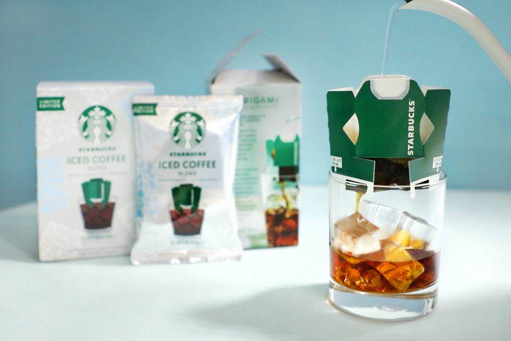 「星巴克Origami™濾掛咖啡–經典冰咖啡」採用星巴克專屬特製的摺紙式掛耳設計，媲美手沖的濾杯，讓咖啡粉獨立於杯上，沖泡過程咖啡不過度萃取，風味更加乾淨香醇。