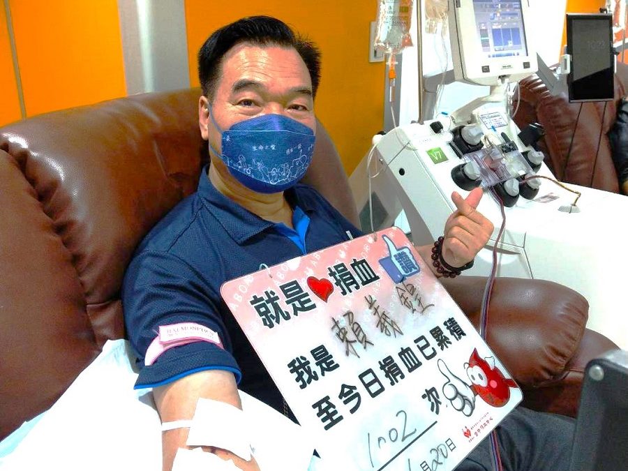 賴義鍠議員挽袖捐血  台中捐血庫存量告急