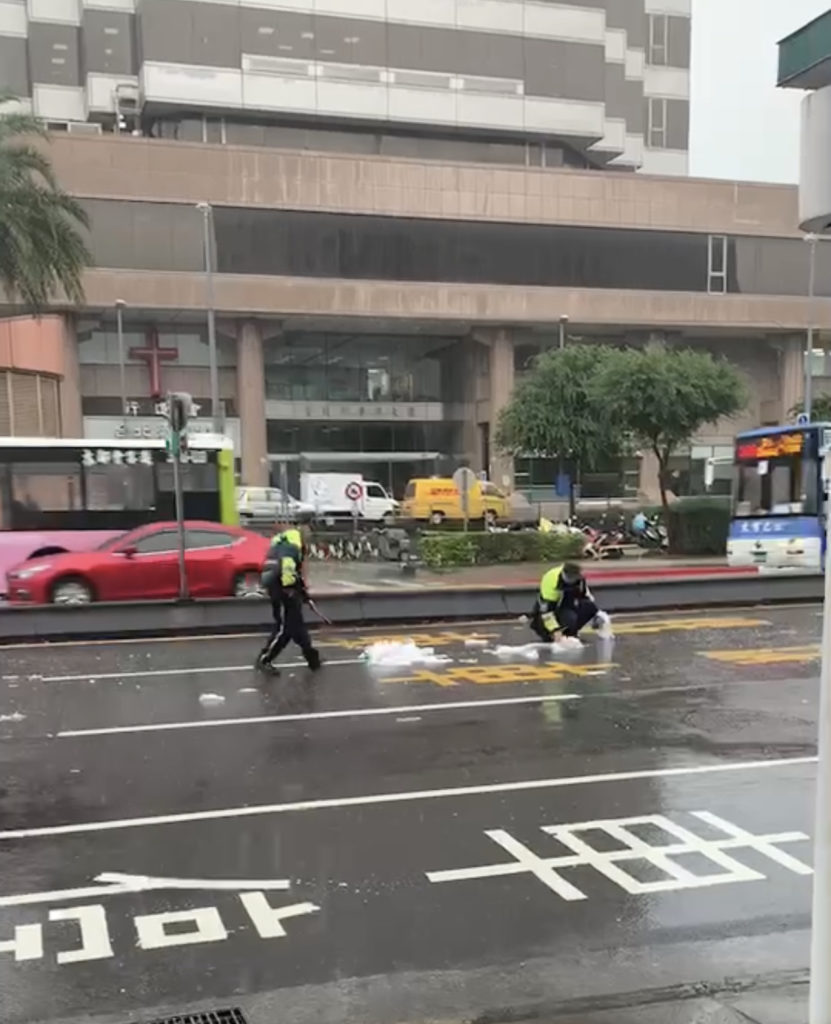 雜物散落車道，南港警即時清除確保用路人安全。