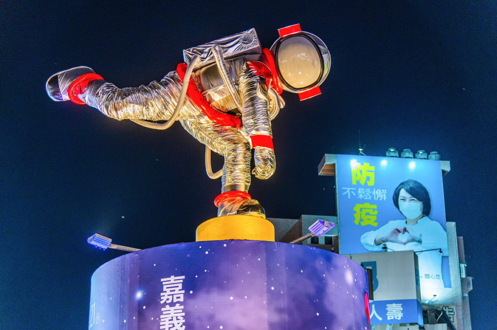 首次將著名地標中央噴水池的KANO投手吳明捷雕像，換上銀光閃閃的太空人新裝，並在水池內妝點七顆星球燈。