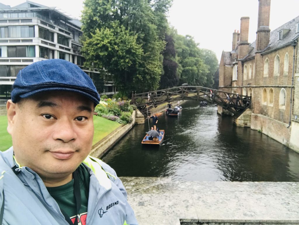 筆者在劍橋大學的劍河上留影(背景為劍河上的數學橋)