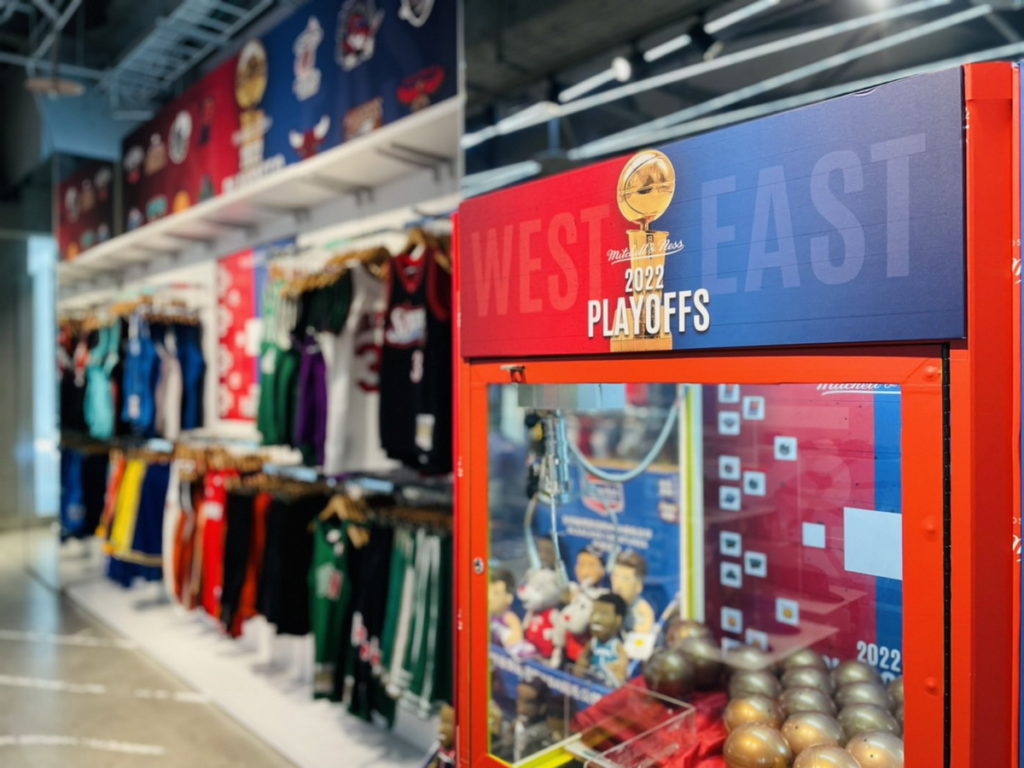 NBA Store 台北旗艦店購買Mitchell & Ness球衣，即可參加『保證取物』娃娃機活動