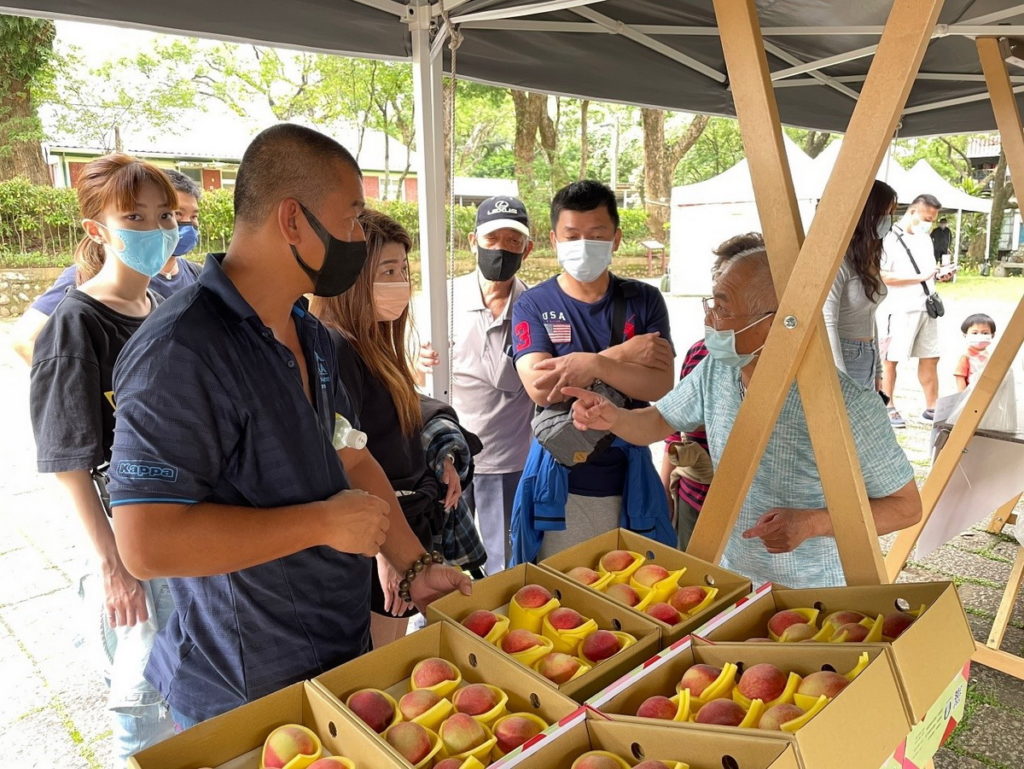 Pyasan小農市集將在6月25日起至8月28日，每周六日辦理水蜜桃季農產展售