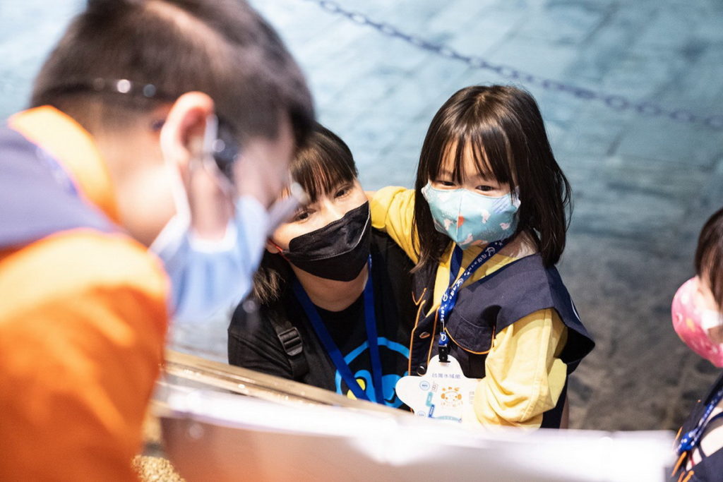 屏東海生館2022年首度推出兩天一夜的暑期活動 「海洋親子營」，邀請家中3-10歲的小寶貝化身為海生館的迷你解說員