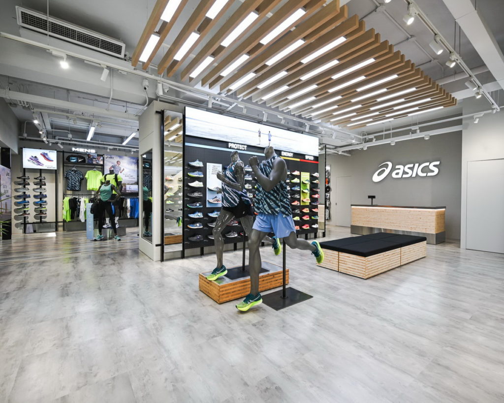 ASICS台北旗艦店全新裝潢結合了日系風格及科技元素，給予進店挑選的民眾更輕鬆舒適的購物環境