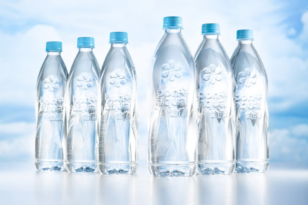 全新品牌「bonaqua怡漾」透過包裝技術的創新，全透明瓶身結合無標籤的設計接軌國際永續浪潮與綠色消費理念，讓回收更加便利(可口可樂公司提供)