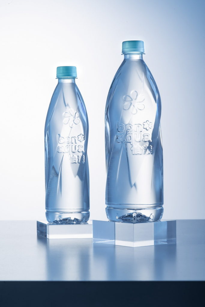 單瓶販售無標籤鹼性離子水「bonaqua怡漾」推出兩種容量588毫升(左)與888毫升(右)將於6月下旬陸續在全台零售通路上架 (可口可樂公司提供)
