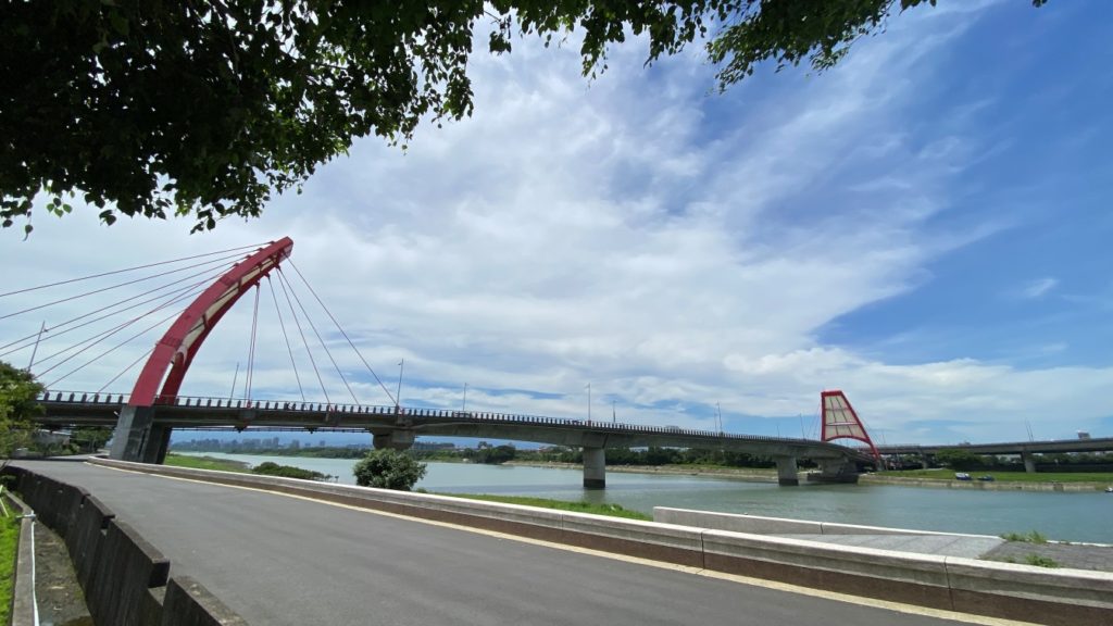 環島步道遠看舊港大橋