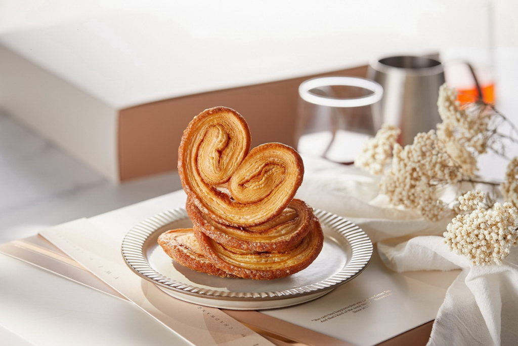 creammm.t 品牌原創藝術甜點「三溫糖蝴蝶酥」，使用日本三溫糖，烘托出法國奶油與小麥麵粉的香氣
