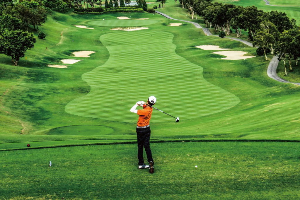 「亞洲萬里通」首度與新竹再興高爾夫俱樂部合作推出慶祝活動，全世界第一間揮桿即賺哩