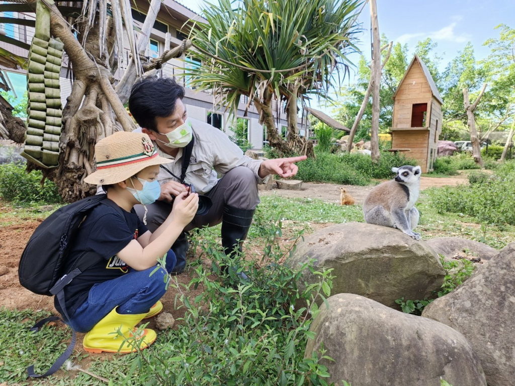 「鏡頭下的動物世界 暑期親子營隊」，跟著生態攝影達人拿起相機一起走入動物場域，學習生態攝影。(圖／六福旅遊集團提供)