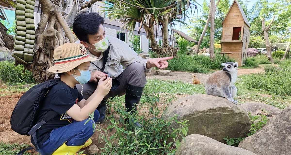 「鏡頭下的動物世界 暑期親子營隊」，跟著生態攝影達人拿起相機一起走入動物場域，學習生態攝影。(圖／六福旅遊集團提供)