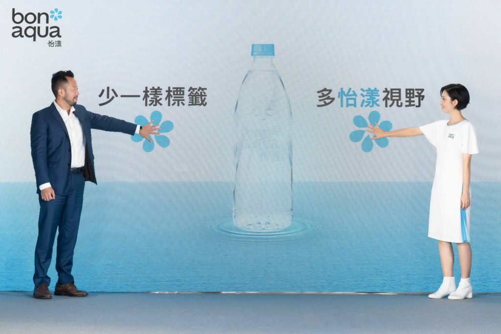 可口可樂公司台灣總經理陳正峰（左）與品牌大使桂綸鎂一同宣布全新「bonaqua 怡漾」無標籤鹼性離子水正式在台上市(可口可樂公司提供