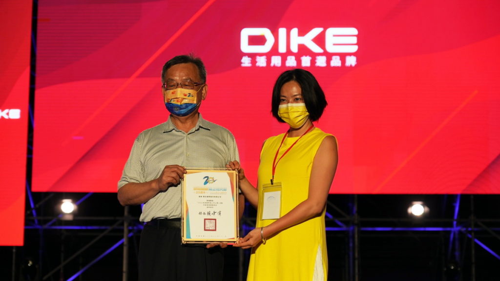 澎湖縣長賴峰偉表示感謝DIKE以行動支持澎湖花火節，更喊話「明年還要看到DIKE」！並頒發感謝狀與雙全國際行銷長謝語桐合影。