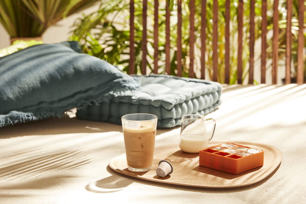 受到咖啡迷大好評的「椰香風情限量冰咖啡」以椰子風味完美平衡烘烤與焦糖香調，讓異國夏天的熱情氛圍在舌尖迅速蔓延。
