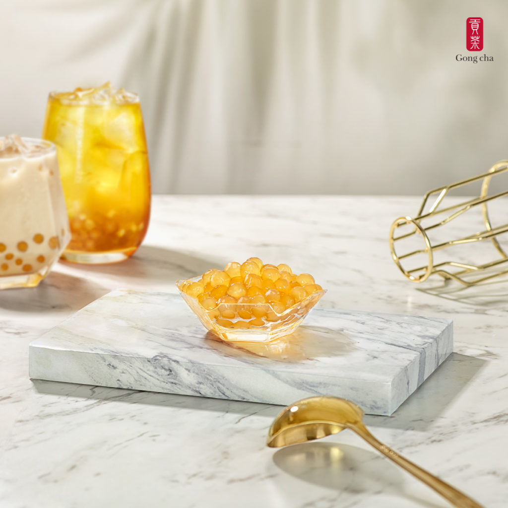 全新推出「黃金珍珠」系列新品即將閃耀登場！獨特的甜蜜香氣及剔透的琥珀色澤，帶來如星光般閃耀的完美外觀，以及口感絲滑綿密的奢華享受。