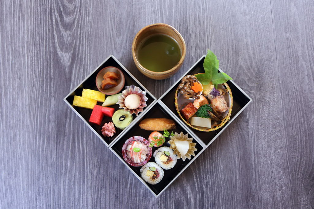 台北老爺中山日本料理廳，平假日午晚餐單筆消費滿5,000元，贈送日式下午茶券1張。