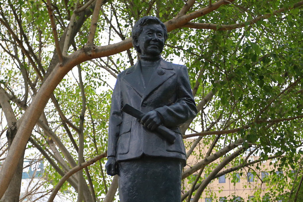 嘉義市中正公園許世賢銅像（取自維基百科）